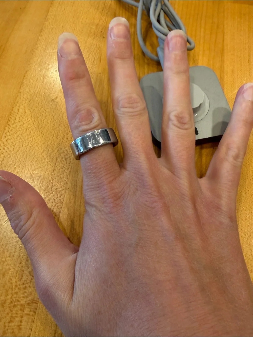 Oura Ring 4 Smart Ring -size 8 - Silver Titanium (Original Charger Included)
